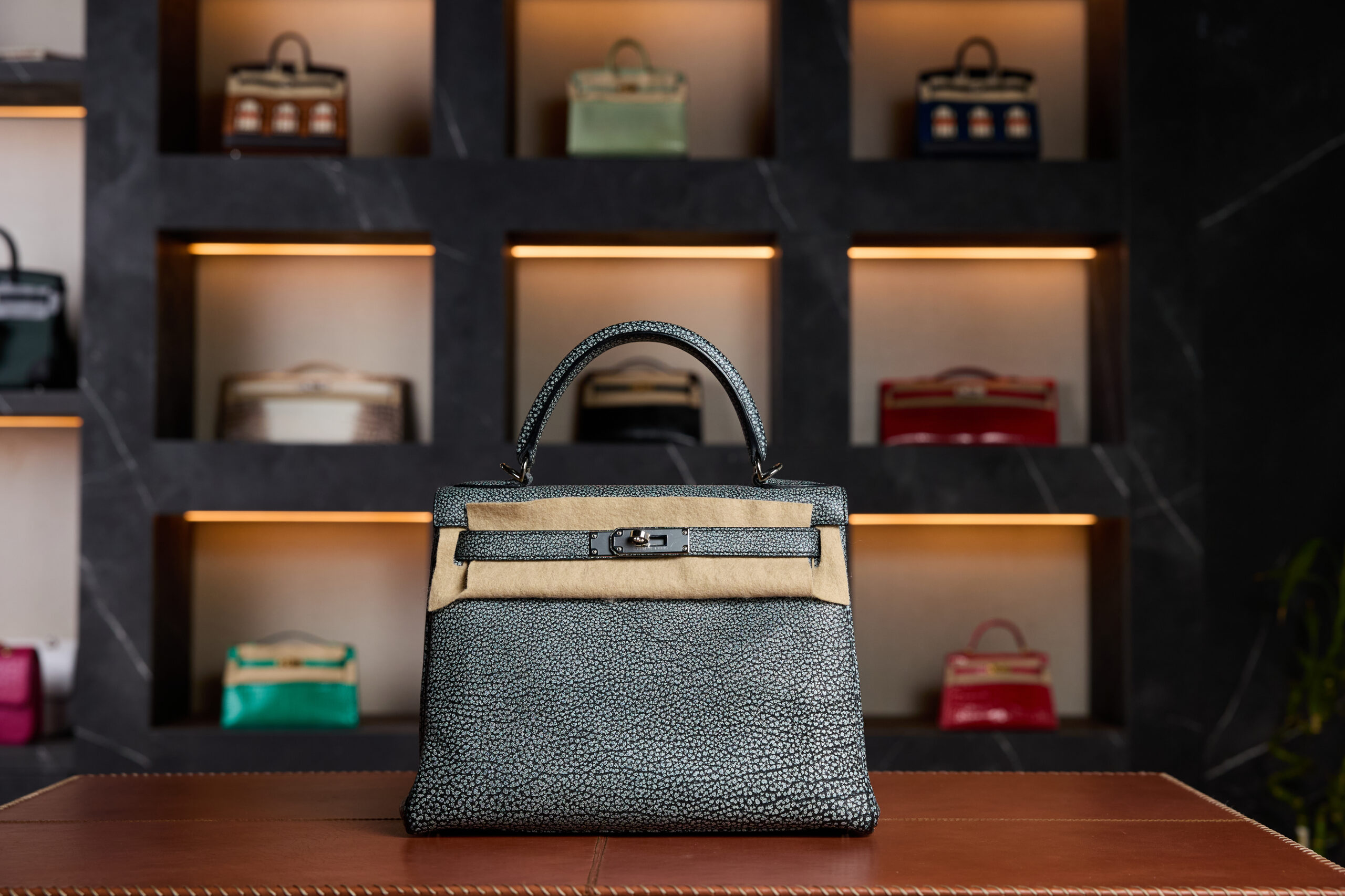 Hermès Kelly 28 Dalmatian Grey Buffalo leather Palladium Hardware 2010 new full set Hermès Kelly 28 Dalmatian Grey Buffalo leather Palladium Hardware 2010 new full set